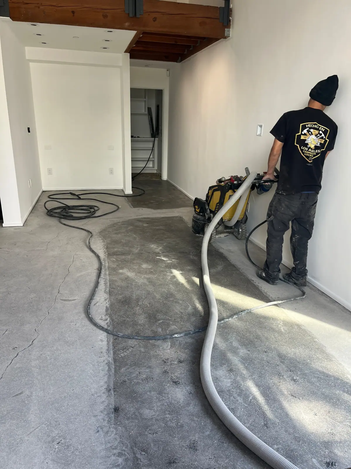 Concrete slab grinding with dust extraction